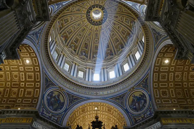 Interior monumental da Basílica de São Pedro, no Vaticano