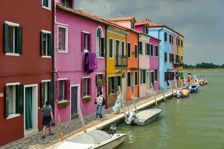 Casas coloridas refletidas no canal da ilha de Burano