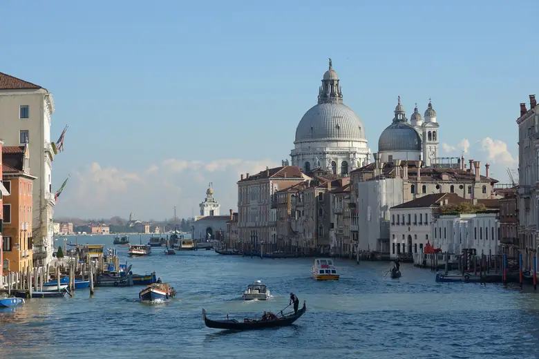 Gôndola no Grand Canal com a Basílica della Salute ao fundo