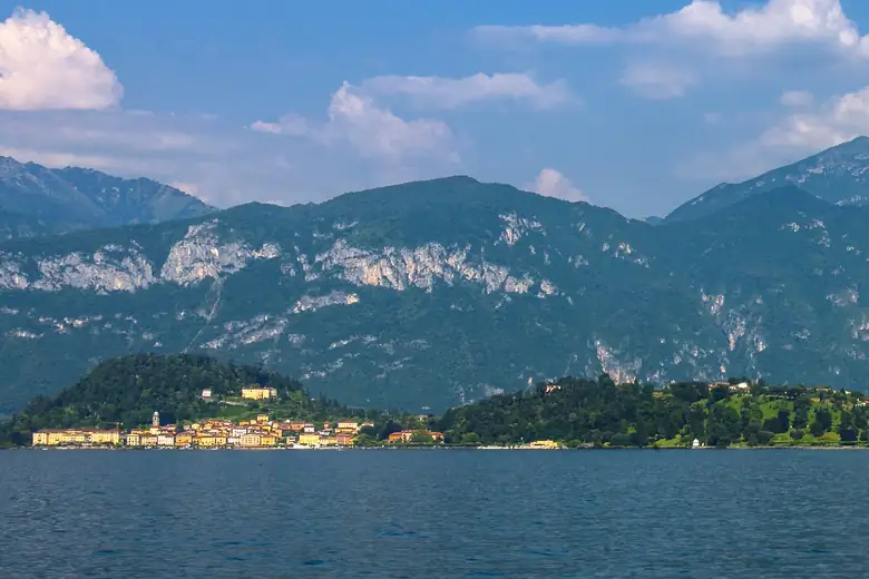 Vilarejo à beira do Lago de Como com montanhas ao fundo
