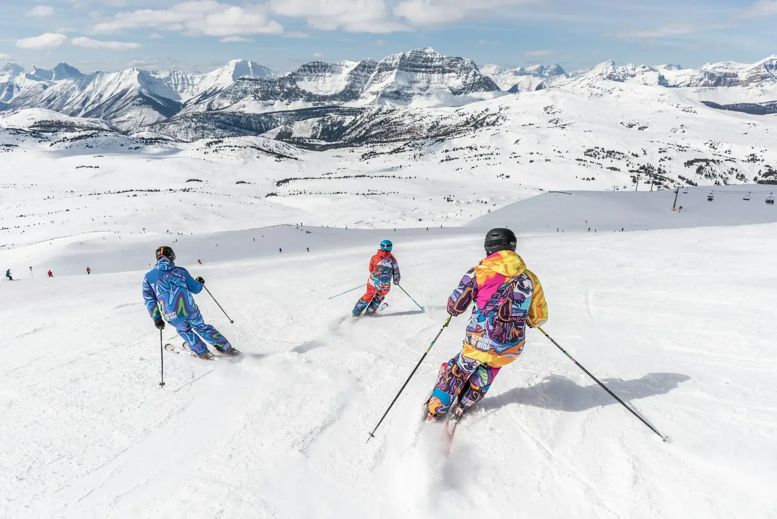 Esquiadores descendo encosta de neve fresca em montanhas japonesas