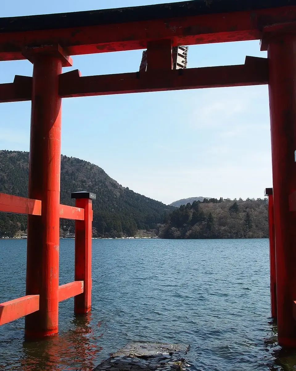 Torii vermelho do santuário de Hakone sobre o lago Ashi