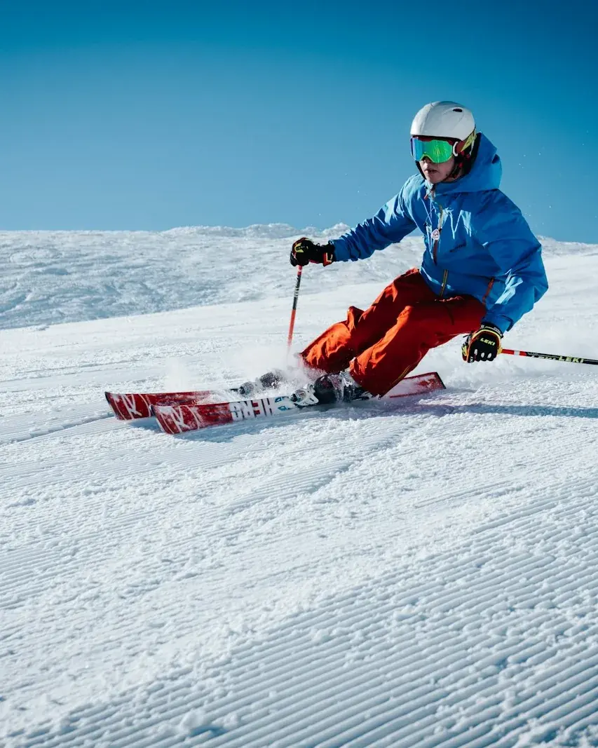 Esquiador abrindo curva na neve fresca, em Hokkaido