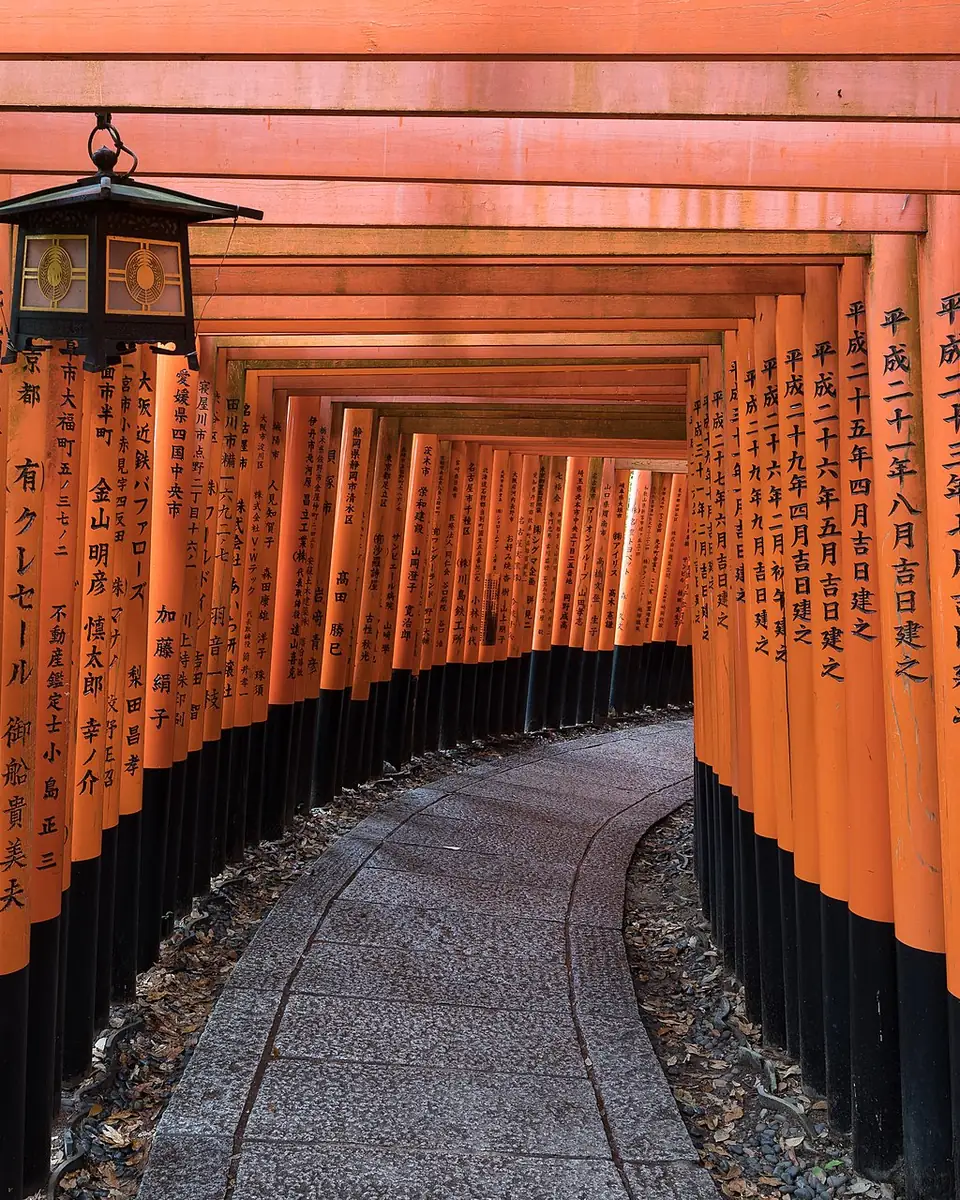 Túnel de portões vermelhos torii em Fushimi Inari, Kyoto
