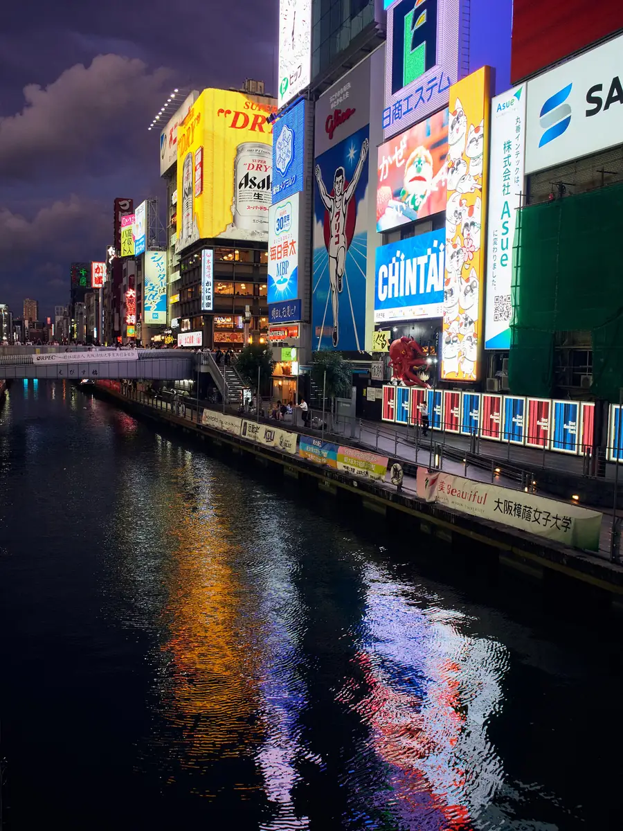 Canal e letreiros iluminados de Dotonbori, em Osaka