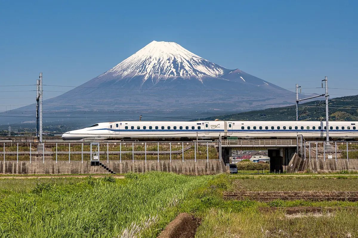 Trem-bala Shinkansen em movimento