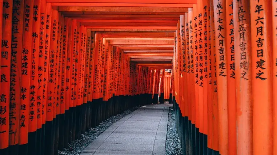 Túnel de portões vermelhos torii em Fushimi Inari