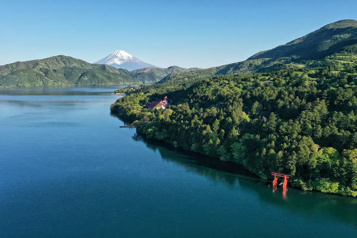 Lago Ashi com o Monte Fuji ao fundo, em Hakone