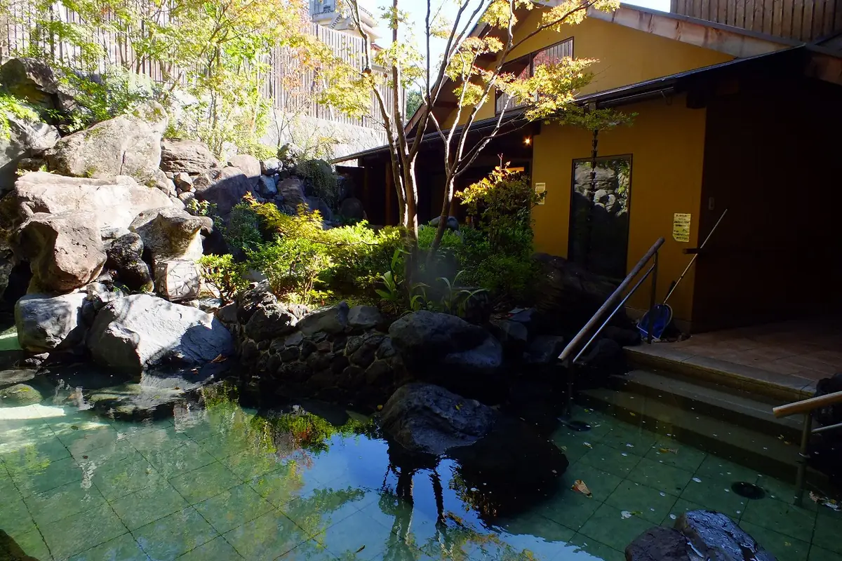 Onsen a céu aberto cercado de natureza