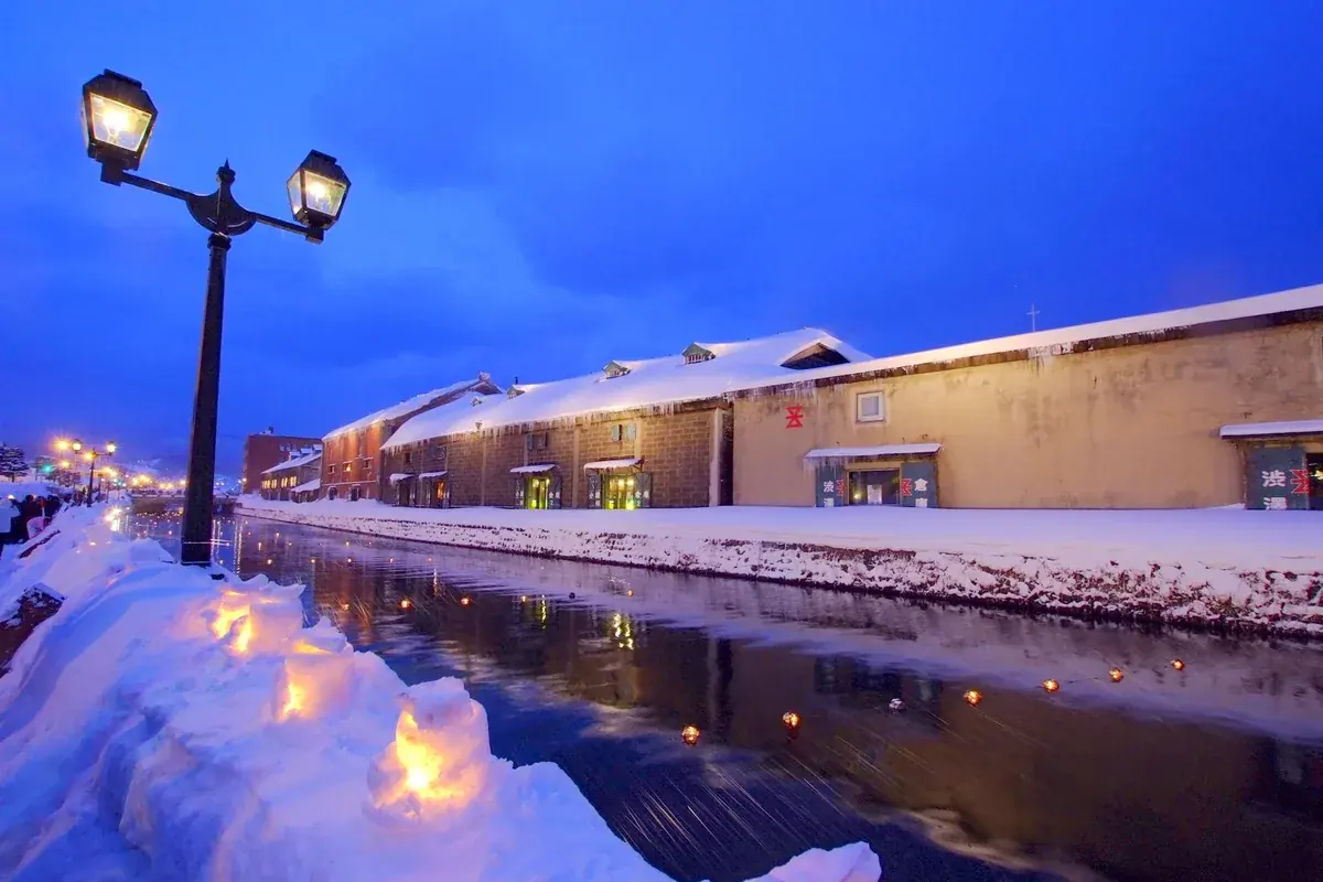 Canal de Otaru coberto de neve no inverno