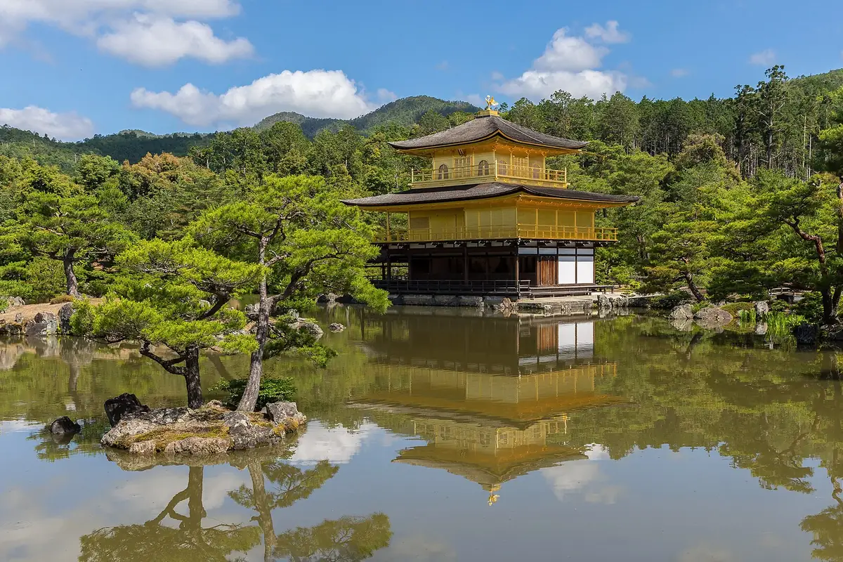 Pavilhão Dourado Kinkaku-ji refletido no lago, em Kyoto