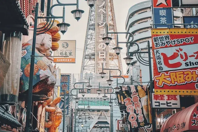 Ruas de neon e letreiros do quarteirão gastronômico de Osaka