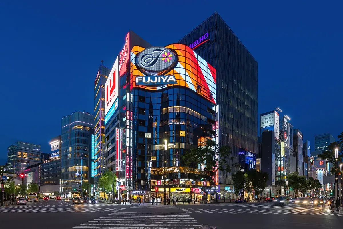 Avenida de Ginza iluminada, em Tóquio
