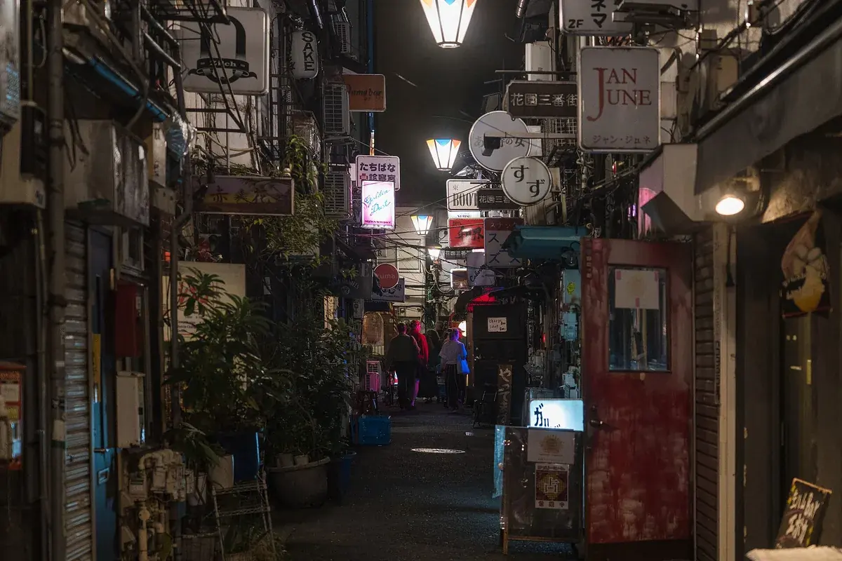 Vielas de bares do Golden Gai, em Shinjuku