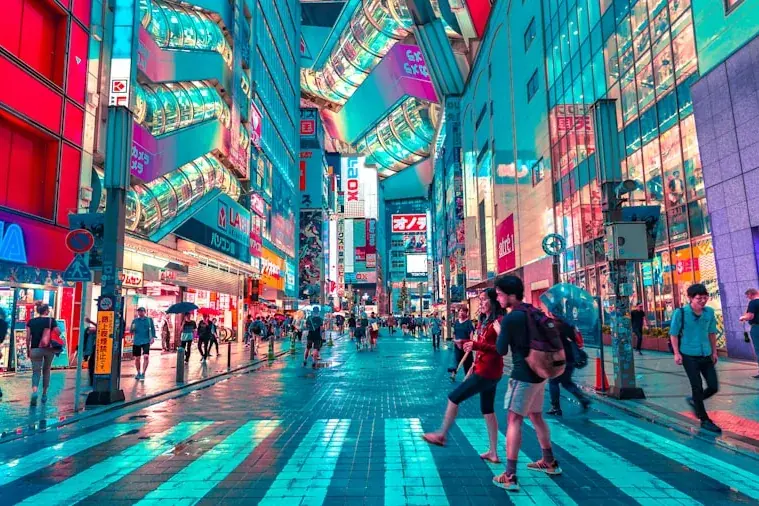 Rua de letreiros de neon coloridos em Tóquio
