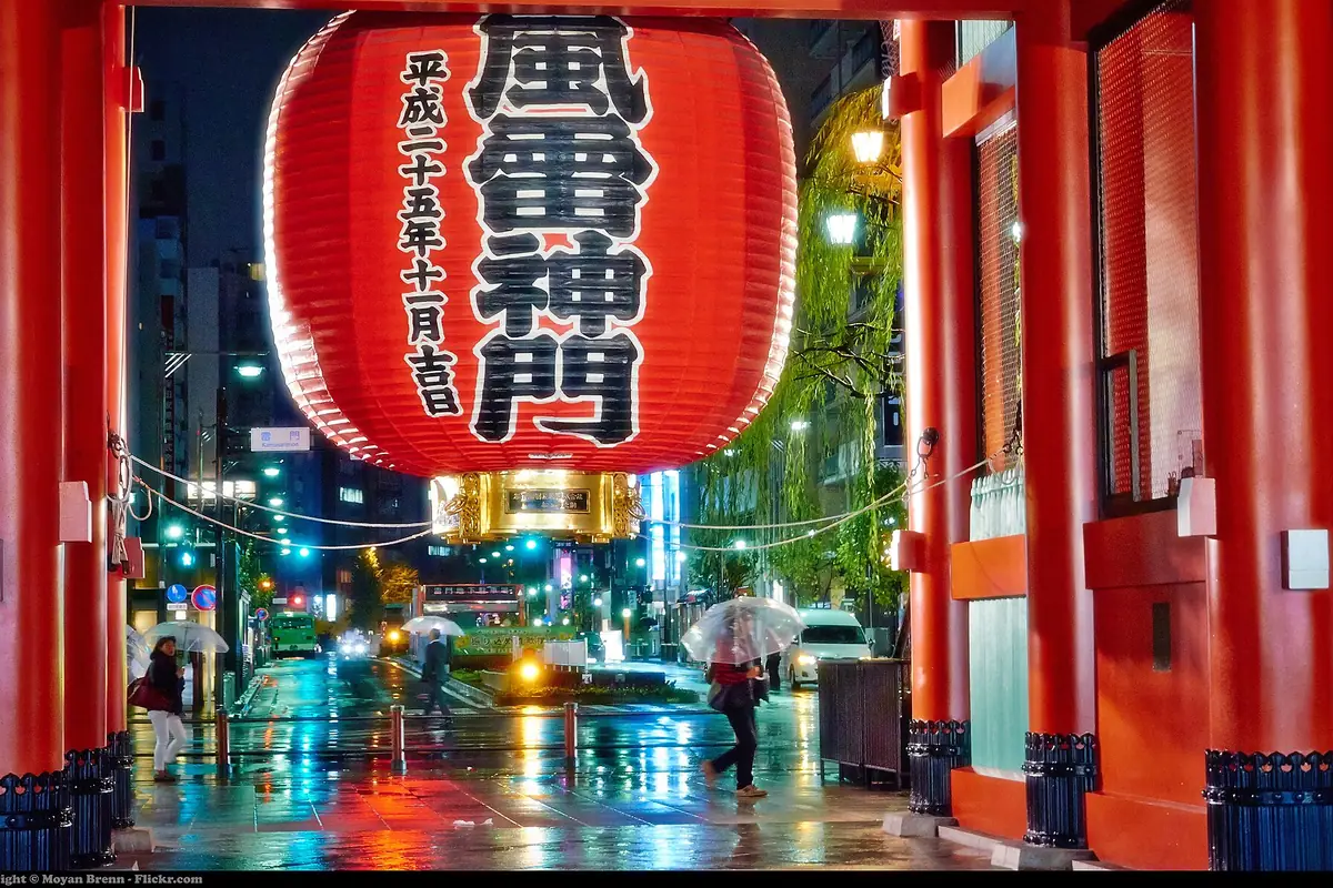 Portão com lanterna vermelha do templo Senso-ji, em Asakusa