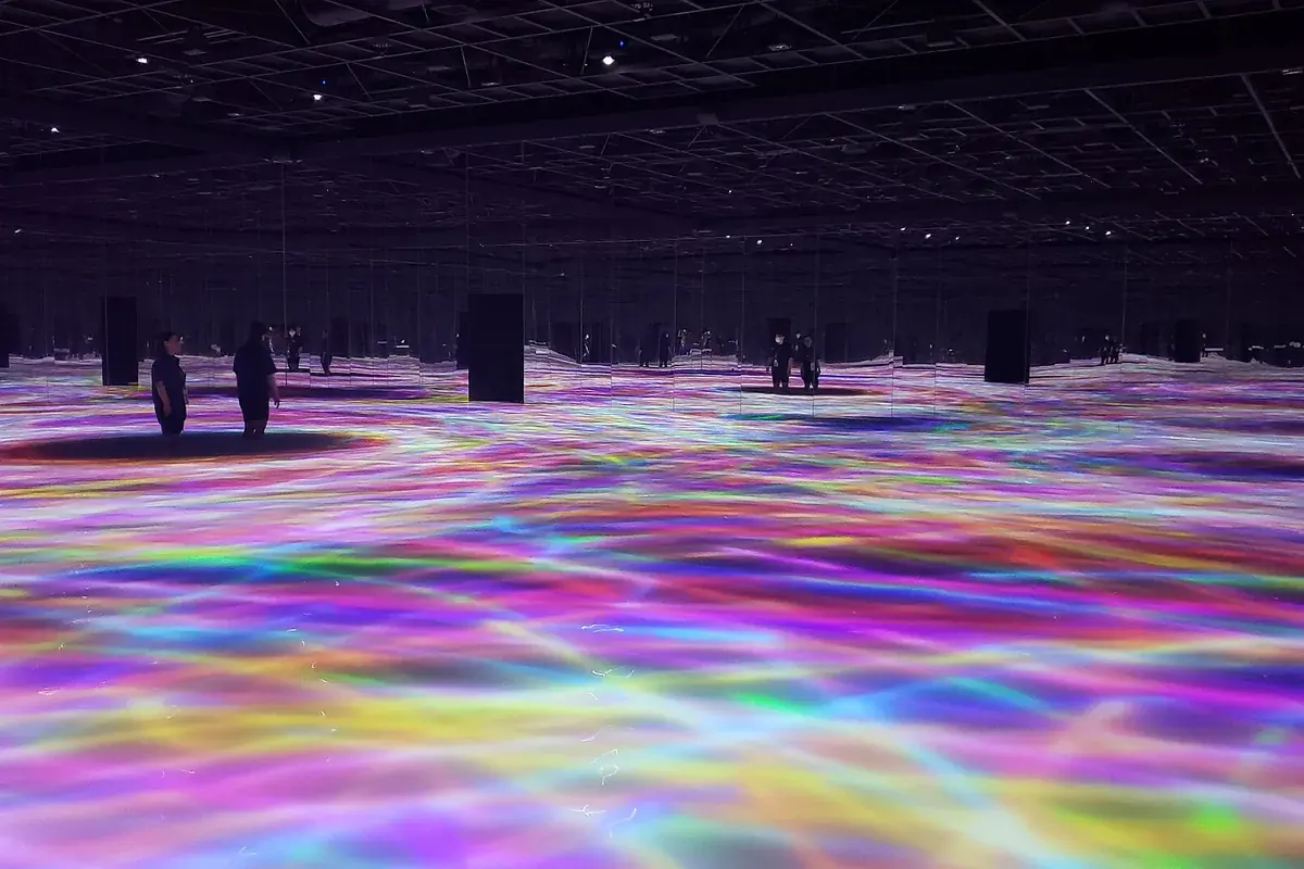 Instalação de luzes imersiva do teamLab, em Tóquio