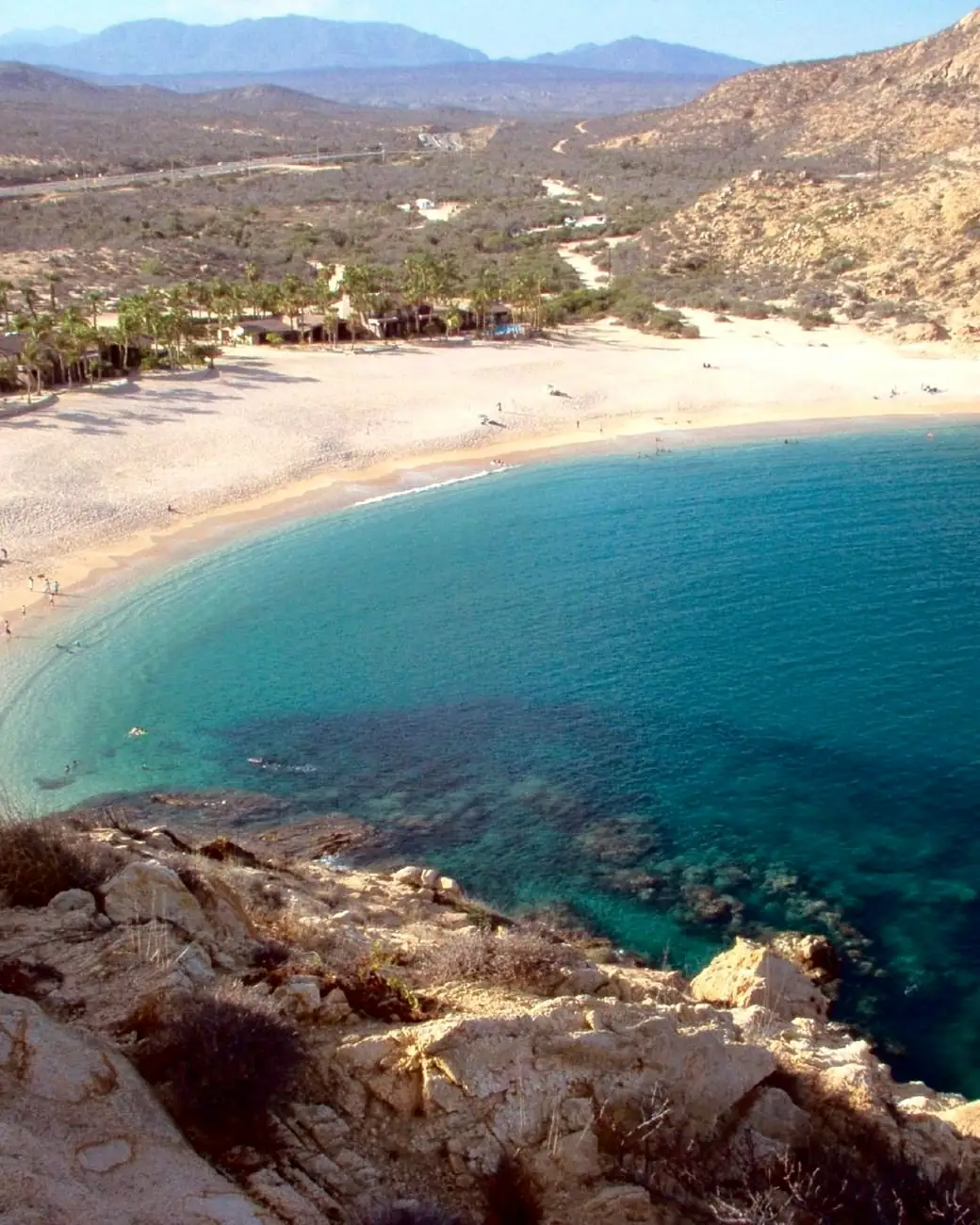 Águas azuis do Mar de Cortez encontrando a costa desértica da Baja California