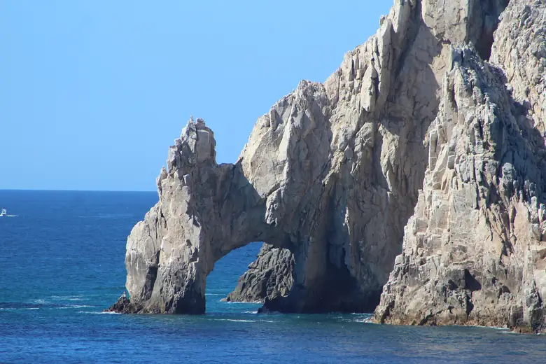 O Arco de Cabo San Lucas emoldurado pelo mar azul