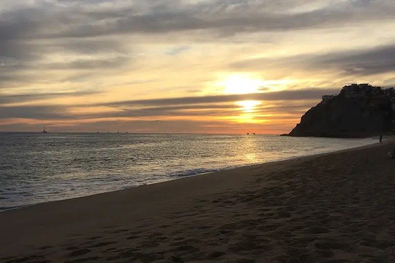 Fim de tarde na areia da praia do Médano, em Cabo San Lucas