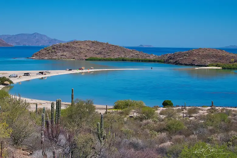 Enseada de águas turquesa no Mar de Cortez