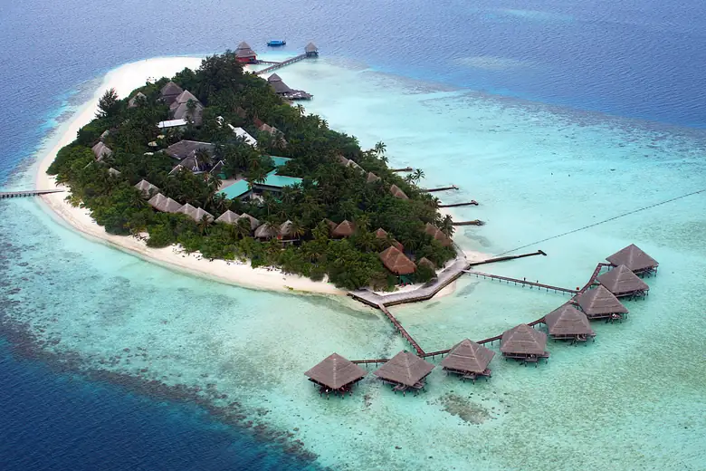 Ilha-resort das Maldivas com villas sobre a água vista do alto