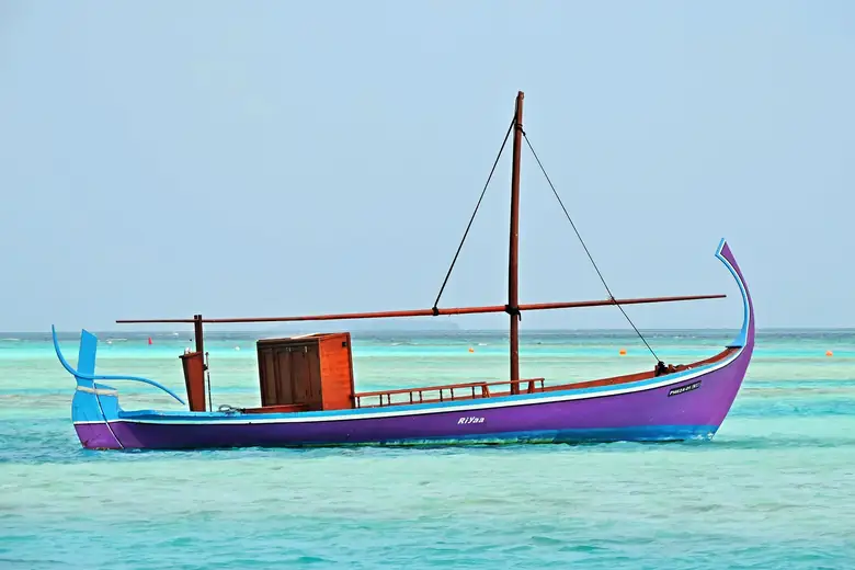 Dhoni tradicional maldívio ancorado na laguna turquesa