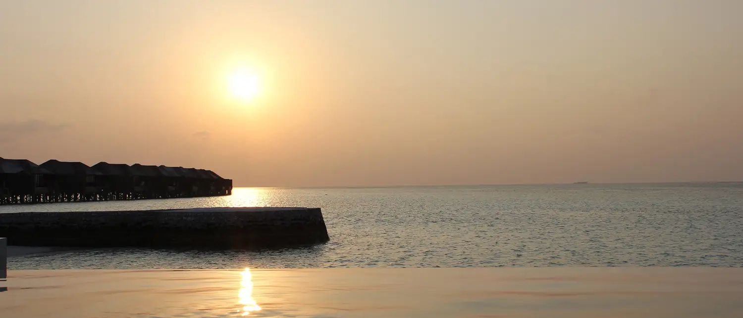 Pôr do sol dourado sobre o mar das Maldivas