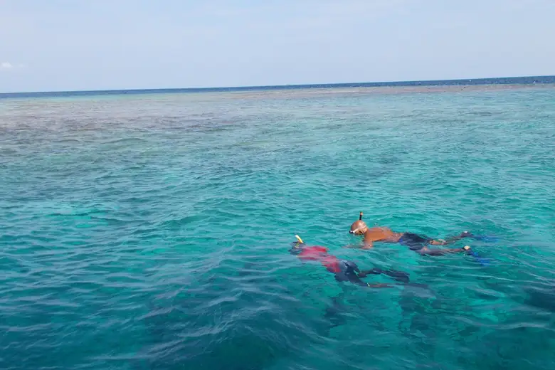 Snorkel nas águas transparentes da laguna de uma ilha das Maldivas