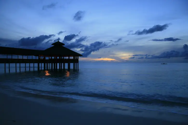 Pavilhão sobre o mar ao anoitecer nas Maldivas