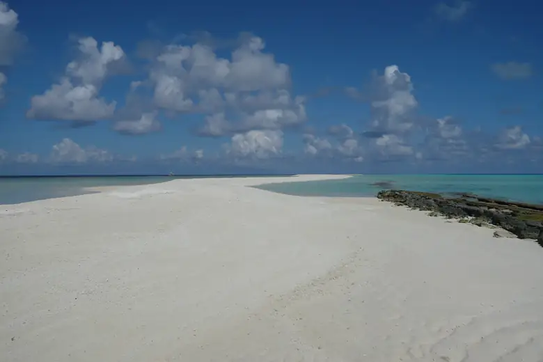 Banco de areia deserto sob céu azul nas Maldivas