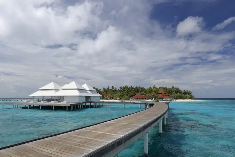 Pavilhões brancos sobre a laguna de um resort das Maldivas