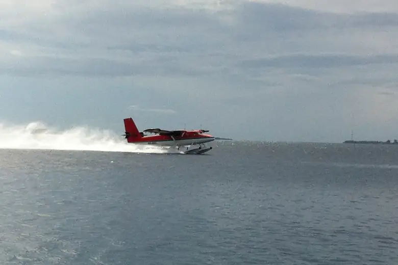 Hidroavião pousado na laguna de um resort das Maldivas