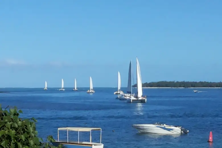 Catamarã navegando pela laguna turquesa das Ilhas Mauritius