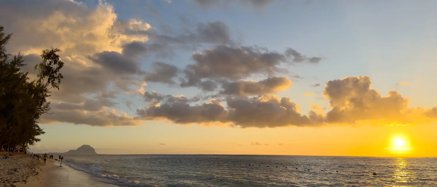 Pôr do sol dourado sobre o mar das Ilhas Mauritius