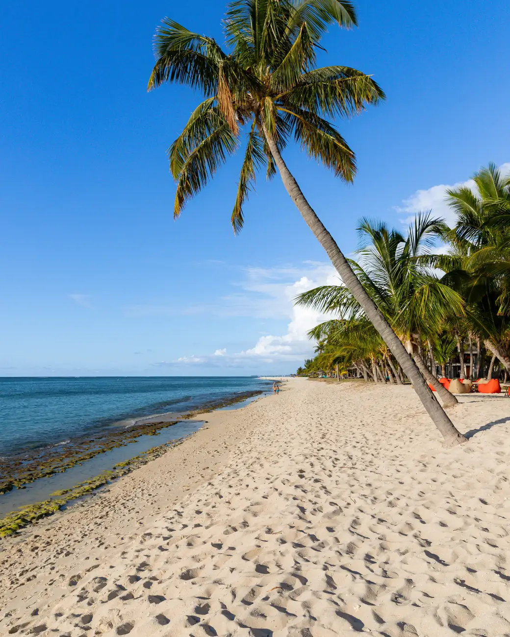 Praia de areia clara e águas turquesa numa das costas de Mauritius