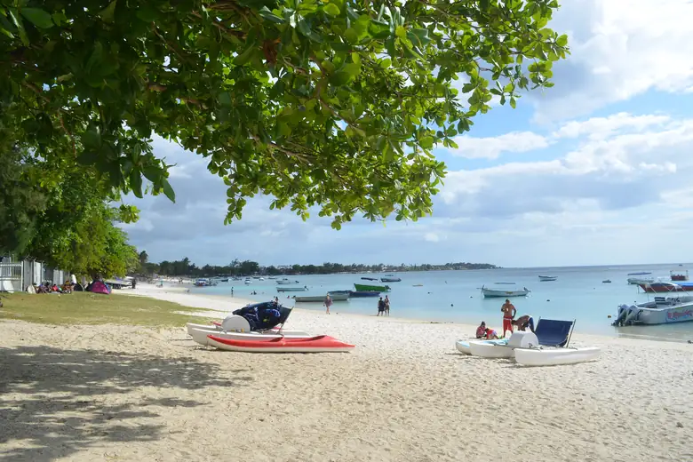 Praia animada da costa norte de Mauritius