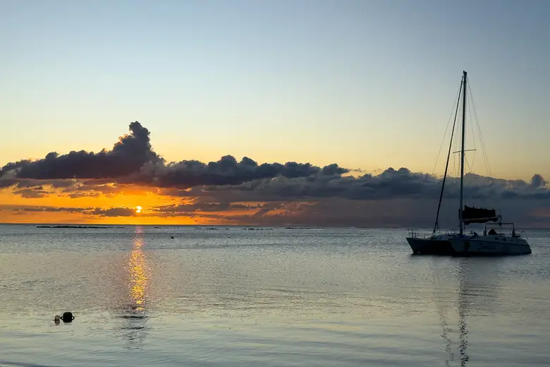 Pôr do sol na costa oeste de Mauritius, perto de Flic en Flac