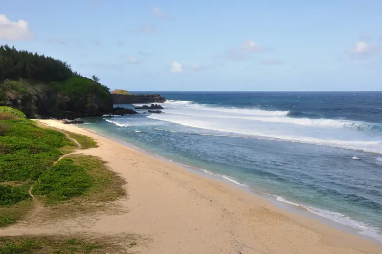 Falésias e mar aberto da costa sul selvagem de Mauritius