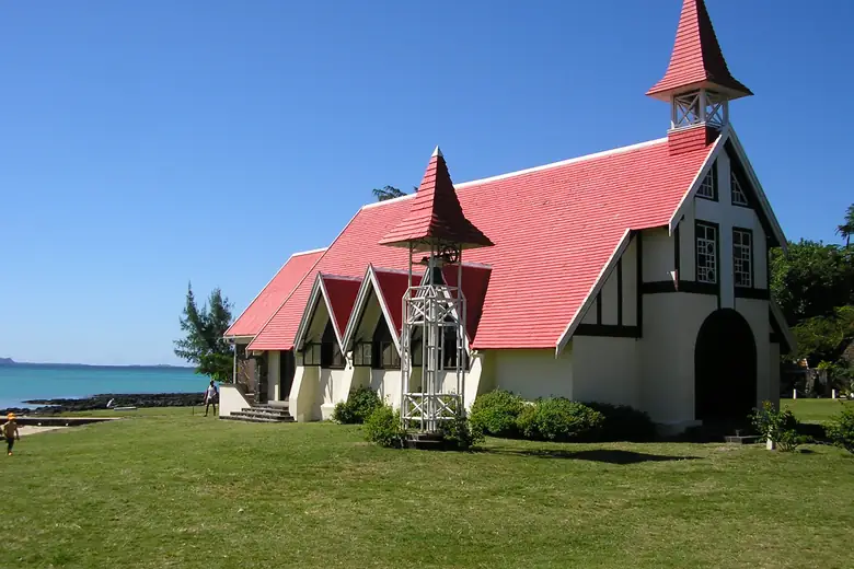 Igreja de teto vermelho de Cap Malheureux com o mar ao fundo, Mauritius
