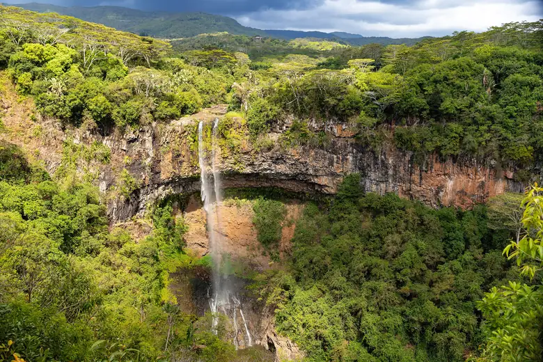 A cachoeira de Chamarel despencando na floresta, Mauritius