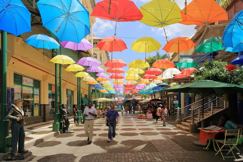 Rua coberta de guarda-chuvas coloridos no centro de Port Louis, Mauritius
