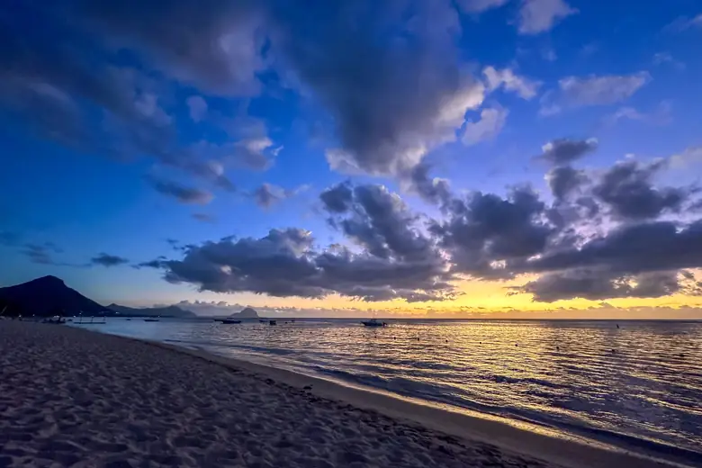 Fim de tarde na praia de Mauritius, o clima da sega