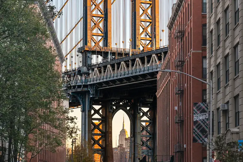 A Manhattan Bridge enquadrada pelos prédios de DUMBO, no Brooklyn