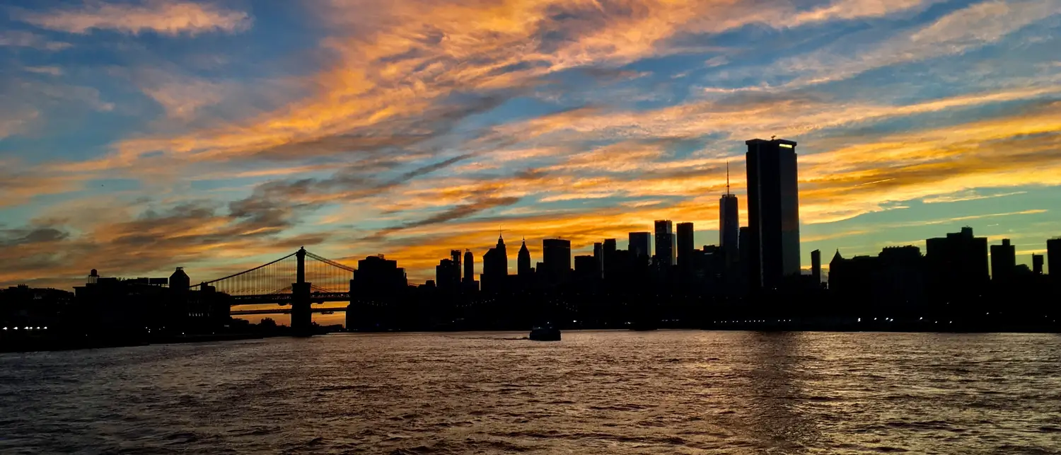 Pôr do sol atrás dos arranha-céus de Manhattan