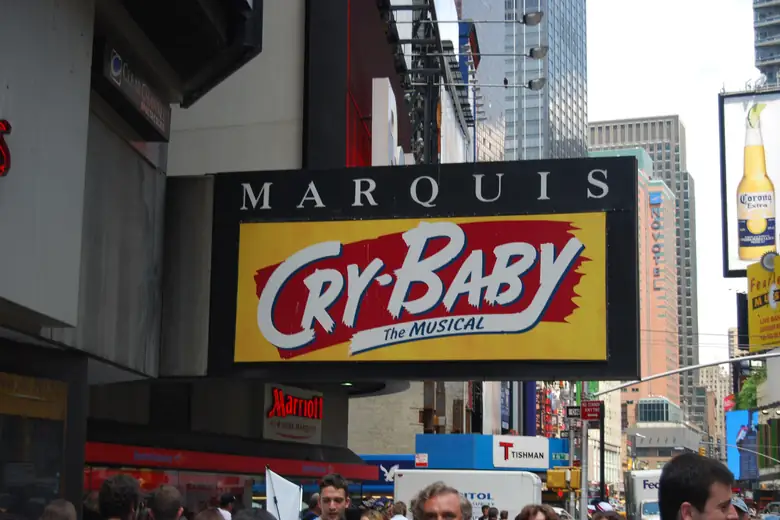 Marquises iluminadas dos teatros da Broadway, em Nova York