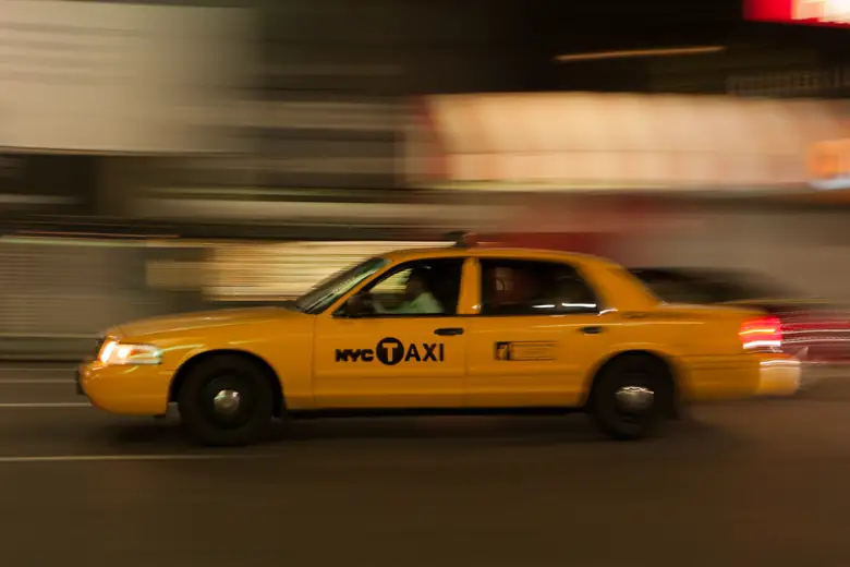 Táxis amarelos numa avenida de Nova York