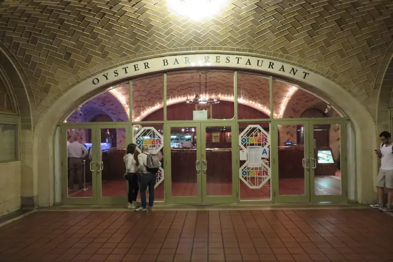 Entrada do Oyster Bar sob os arcos do Grand Central Terminal