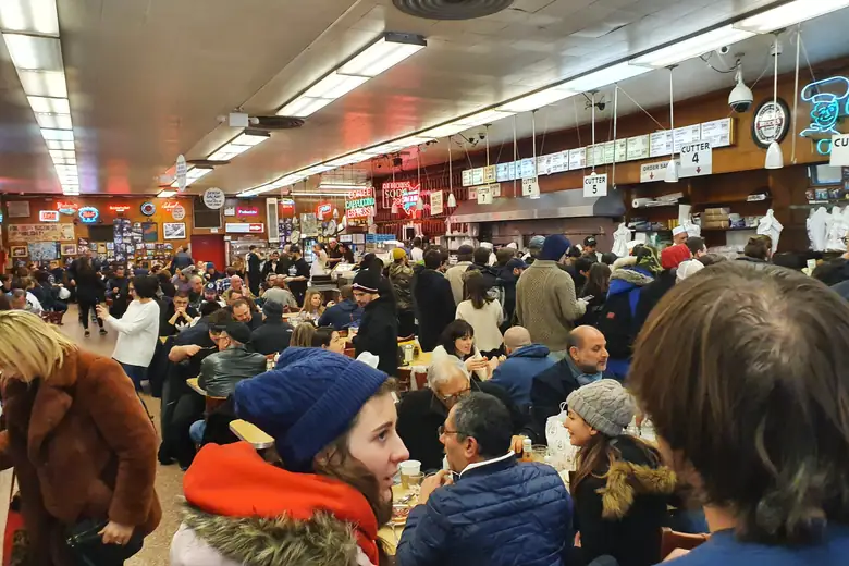 Interior movimentado de um deli clássico de Nova York