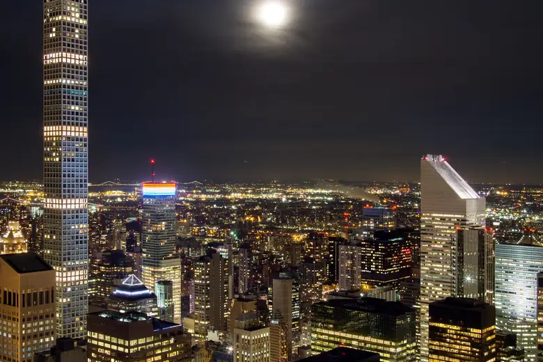 Vista noturna do skyline de Manhattan a partir de um terraço